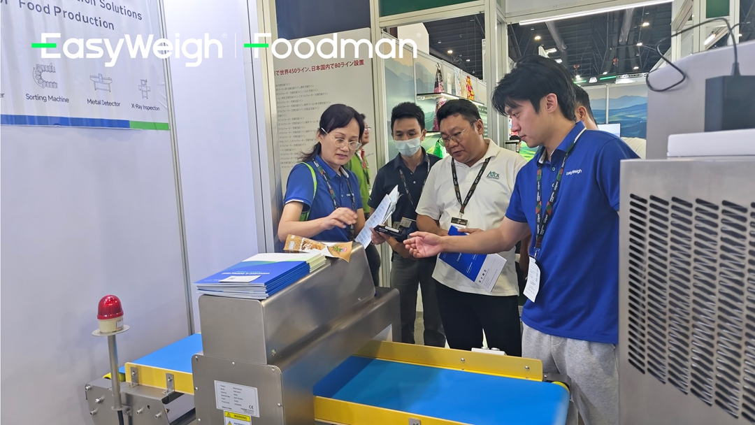 Foodman engineer explaining foil-capable metal detector technology for aluminum-wrapped products