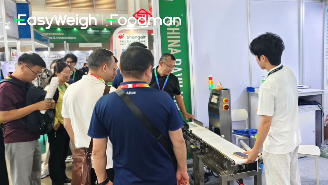 EasyWeigh specialist demonstrating PC-controlled dynamic checkweigher with real-time weight data display